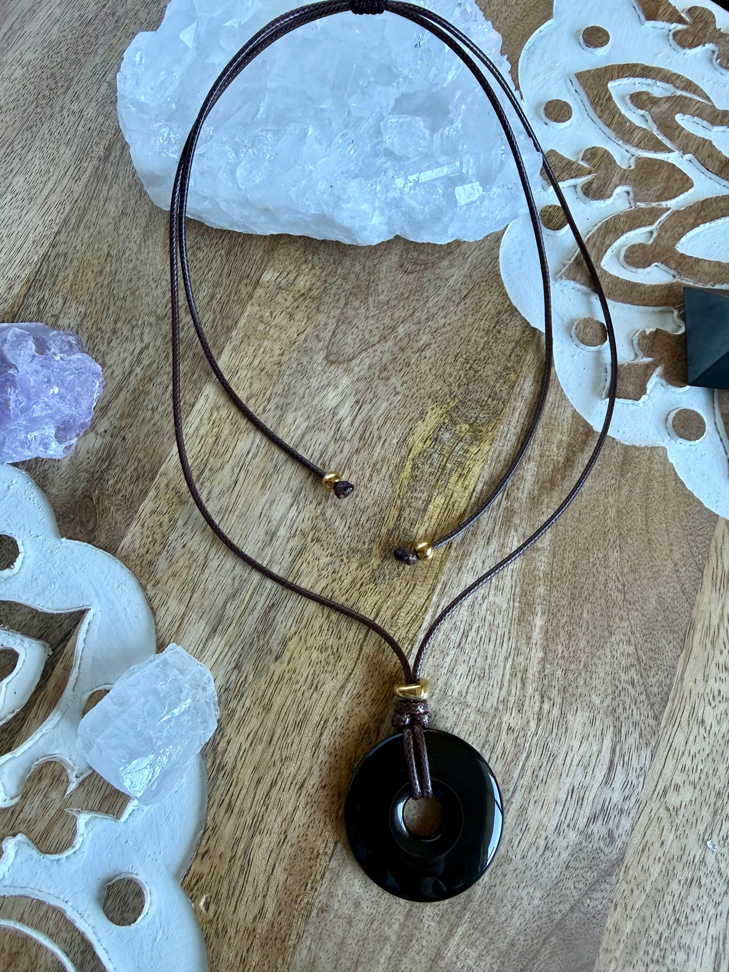 Collar ajustable con colgante de Ónix negro