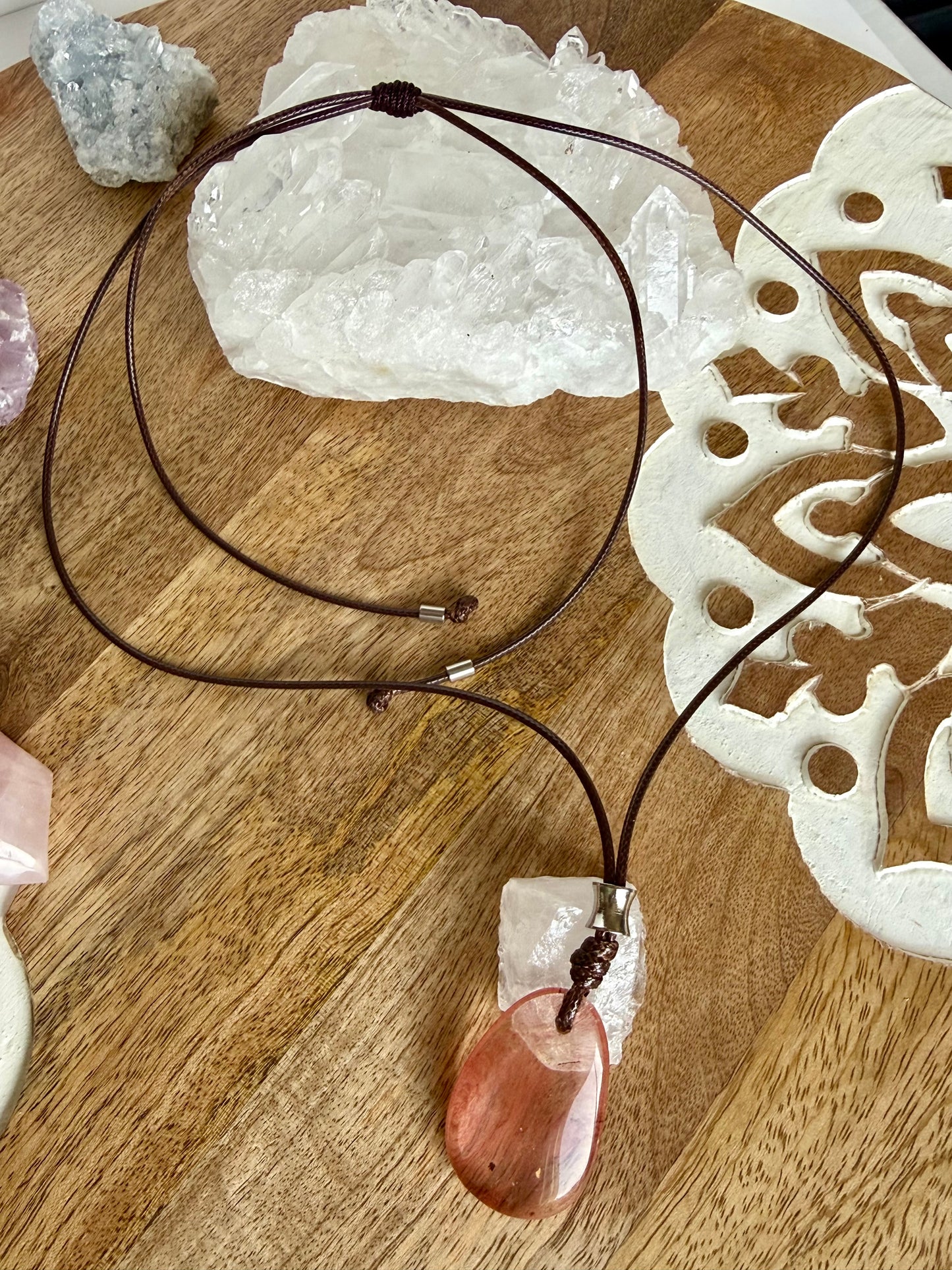 Collar ajustable con colgante de Cuarzo Cherry