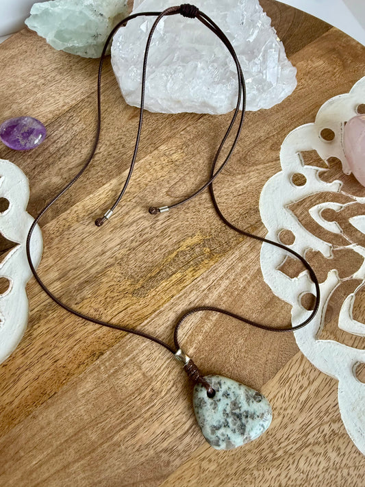 Collar ajustable con piedra de Jaspe Kiwi