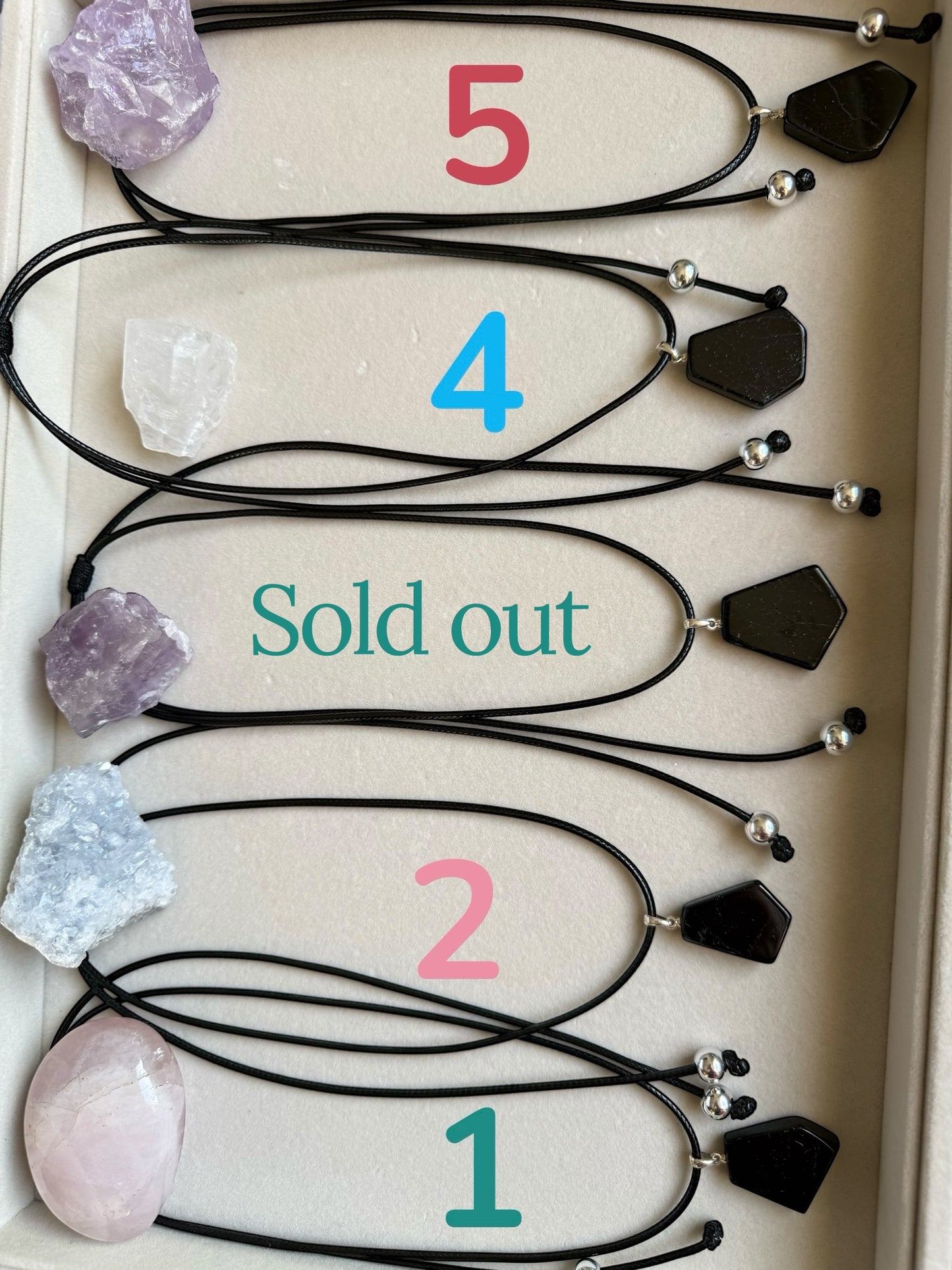 Collar Ajustable con Colgante de Turmalina Negra