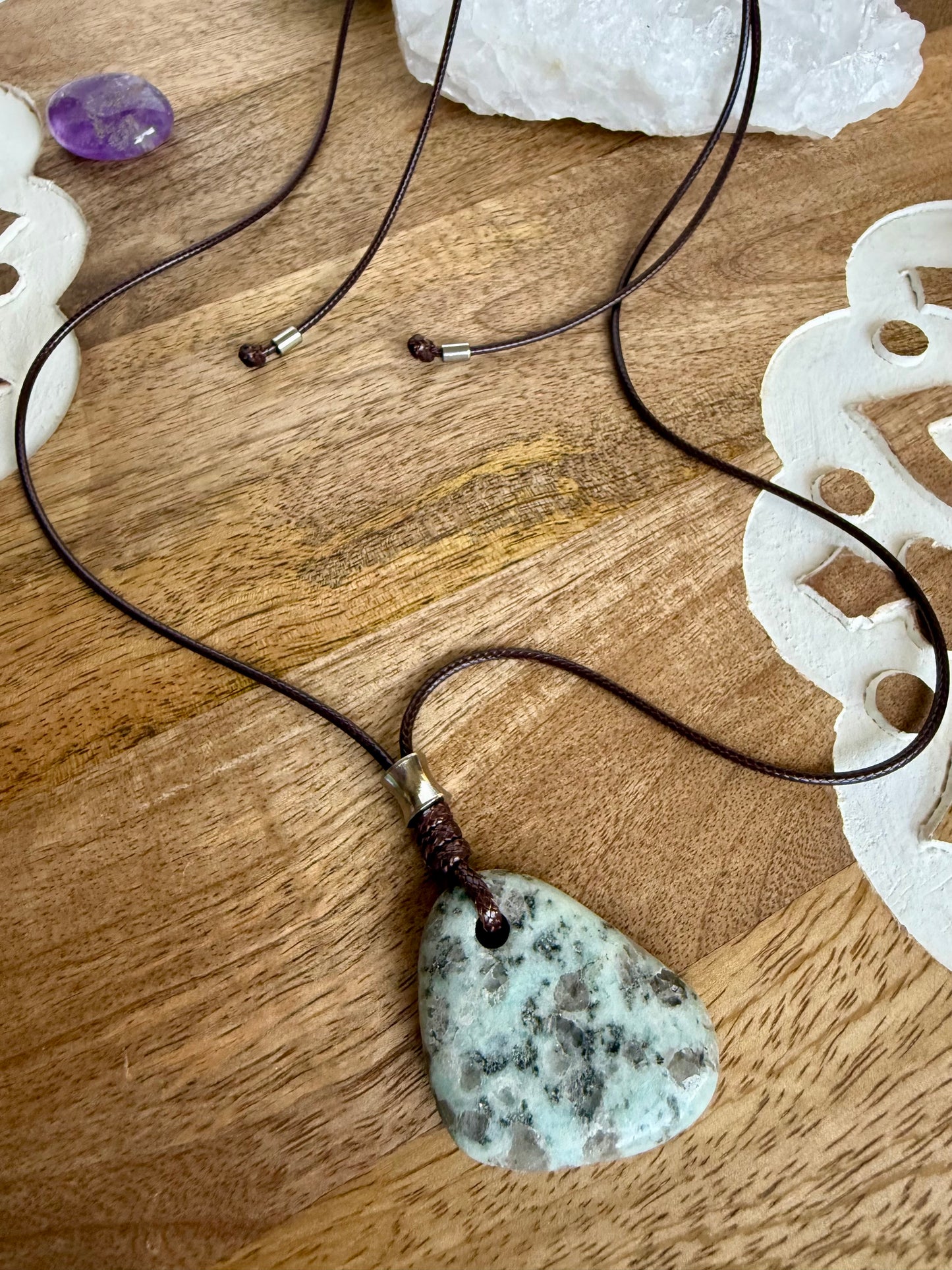 Collar ajustable con piedra de Jaspe Kiwi