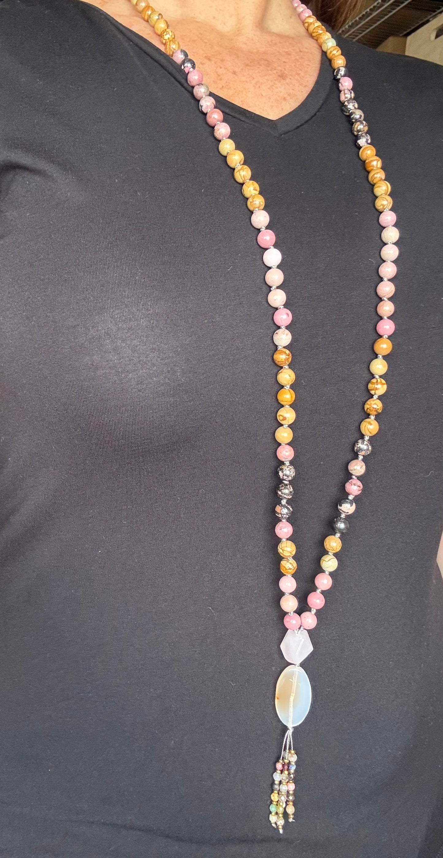 Japa Mala 108 cuentas de Rodonita y Jaspe Madera ( anudada )