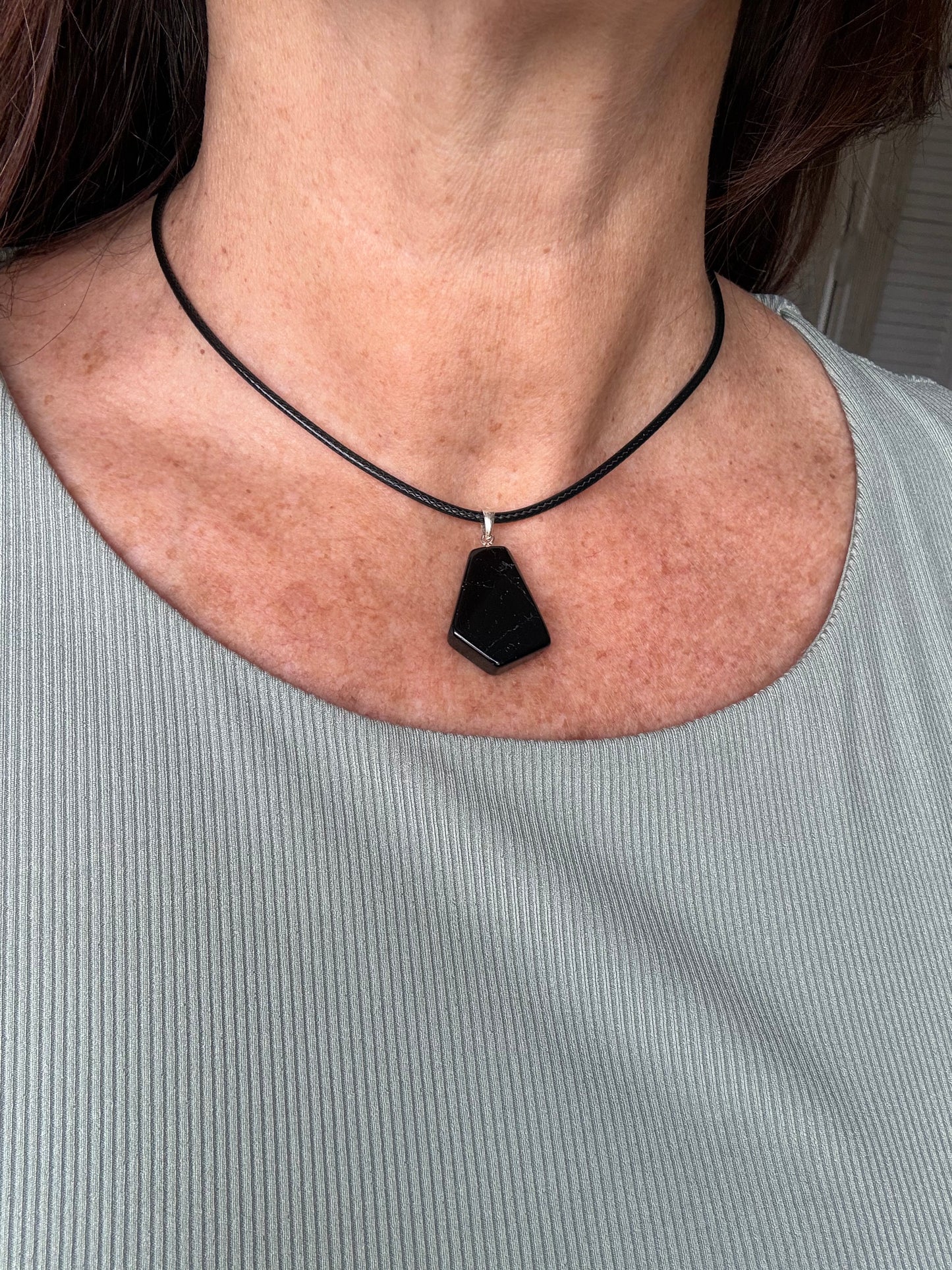 Collar Ajustable con Colgante de Turmalina Negra