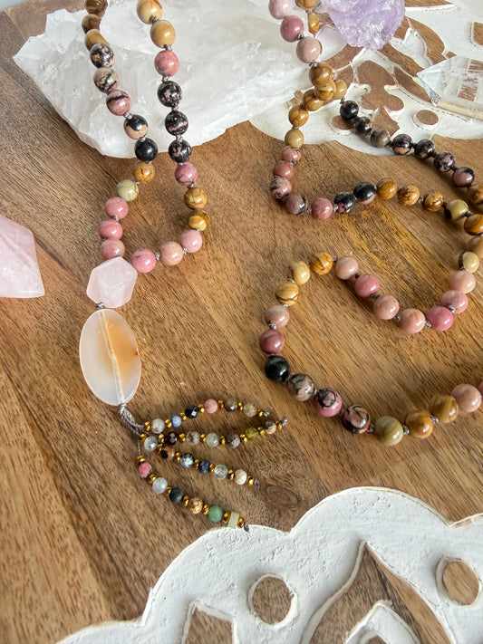 Japa Mala 108 cuentas de Rodonita y Jaspe Madera ( anudada )