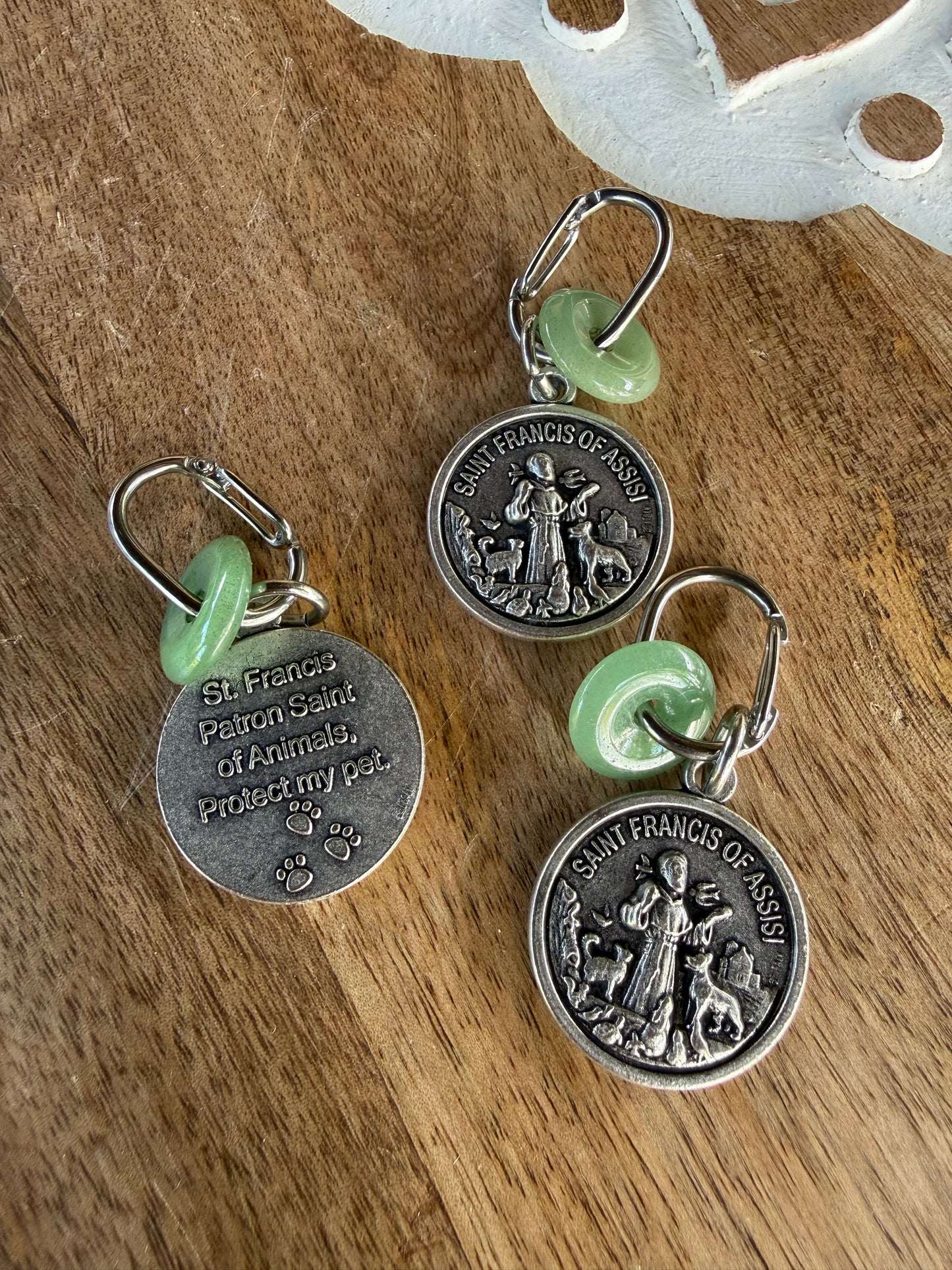 Charm para mascotas con la medalla de San Francisco de Asis y Rondelles de amatista o Aventurina Verde
