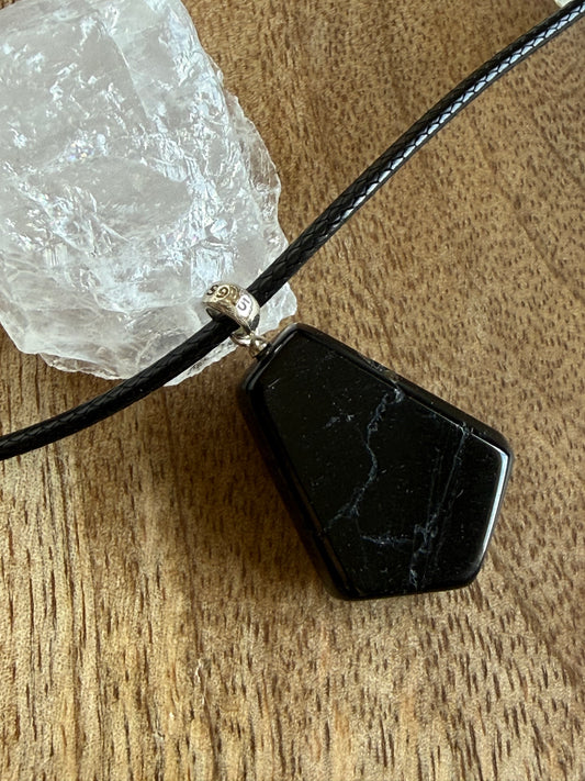 Collar Ajustable con Colgante de Turmalina Negra