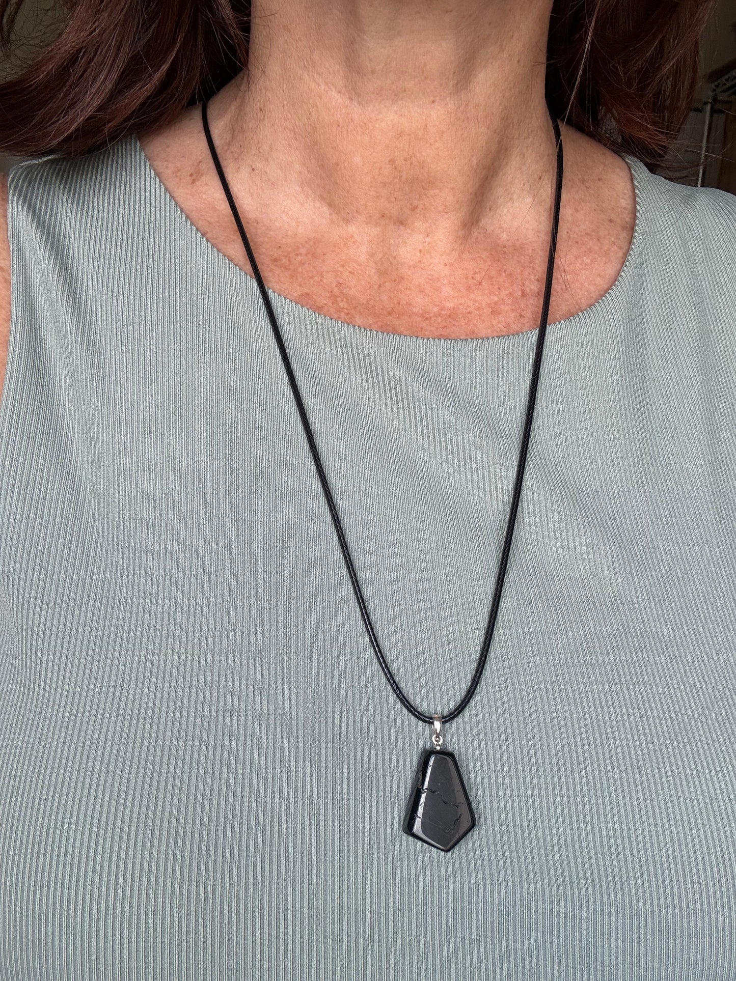 Collar Ajustable con Colgante de Turmalina Negra