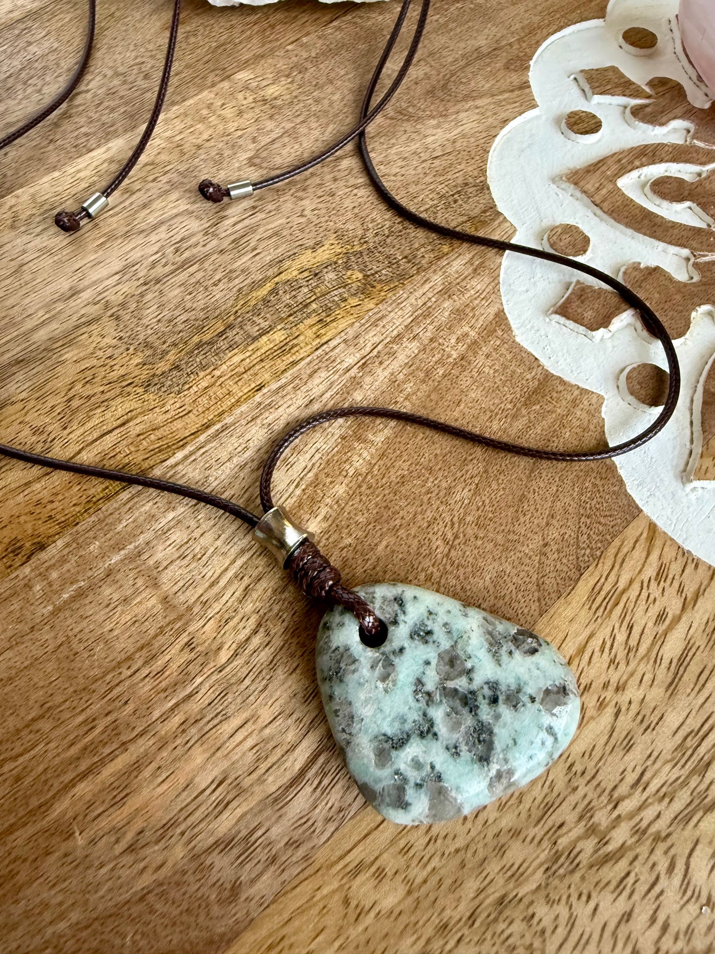 Collar ajustable con piedra de Jaspe Kiwi