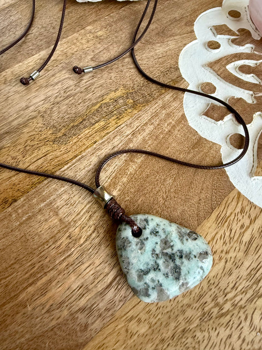 Collar ajustable con piedra de Jaspe Kiwi