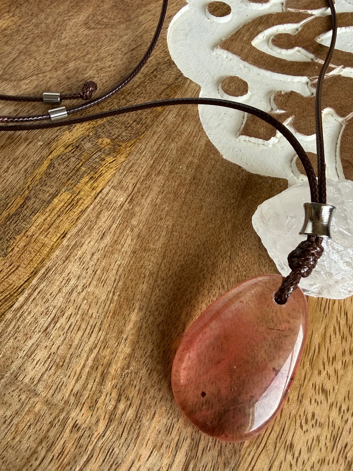 Collar ajustable con colgante de Cuarzo Cherry