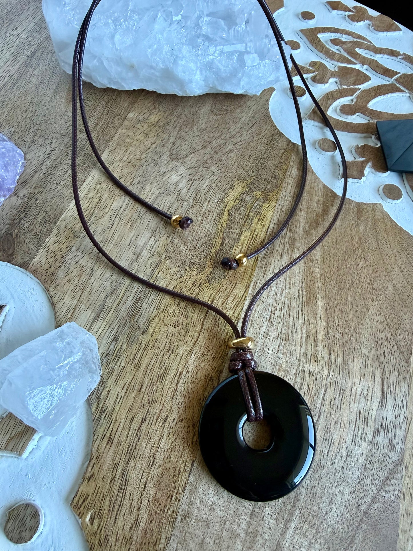 Collar ajustable con colgante de Ónix negro