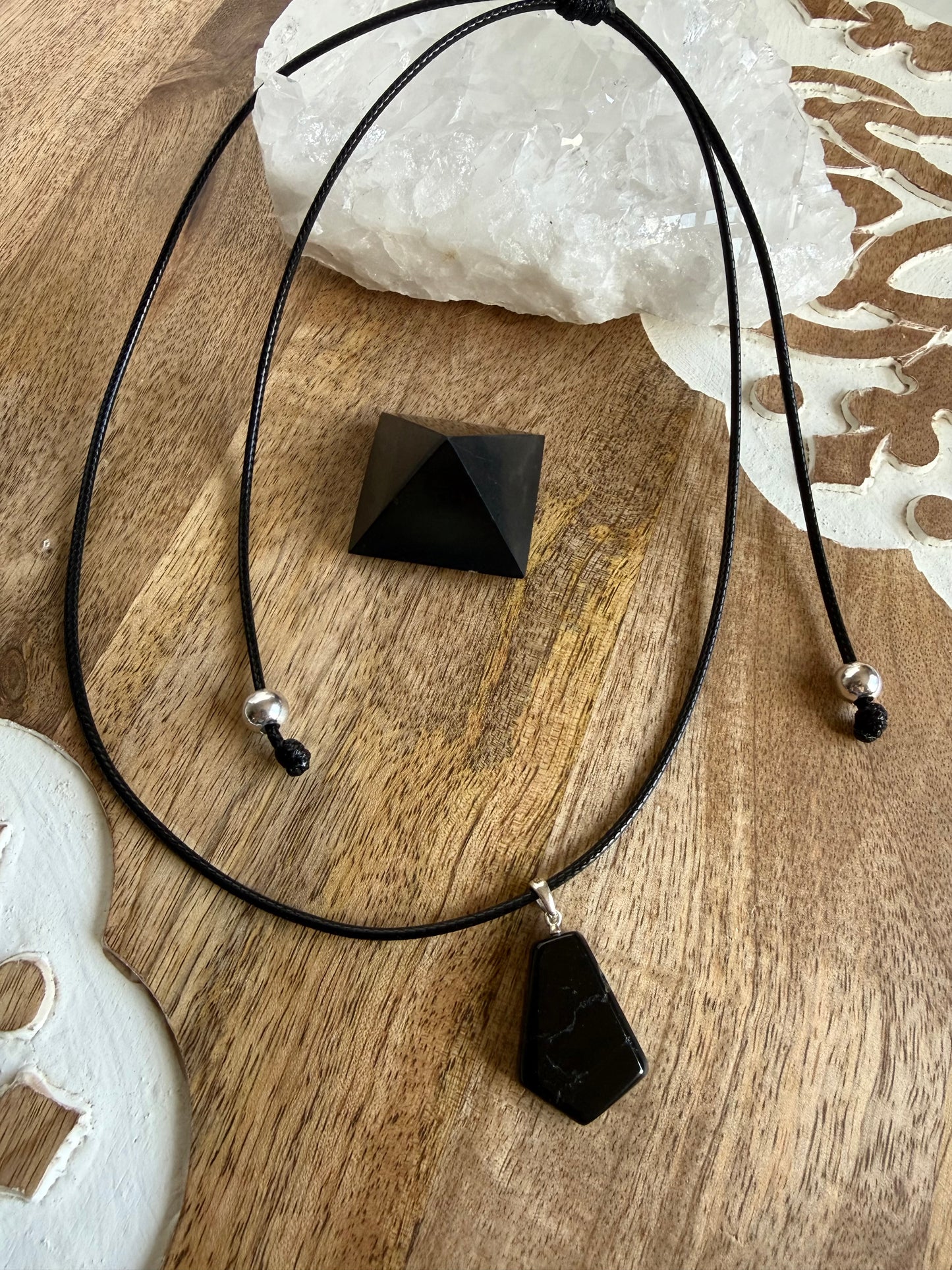 Collar Ajustable con Colgante de Turmalina Negra