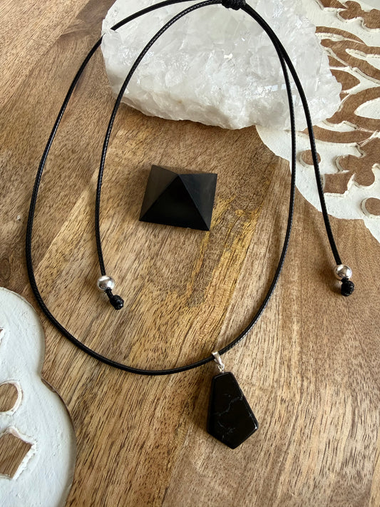 Collar Ajustable con Colgante de Turmalina Negra